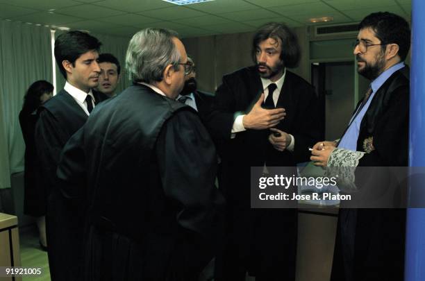 Jaime Saenz de Bremond, lawyer Saenz de Bremond converses with some collegues of the court during Lucrecia Pérez´s trial.