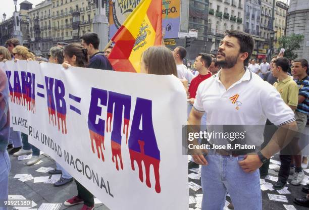 Ricardo Saénz de Ynestrillas in a demonstration against HB