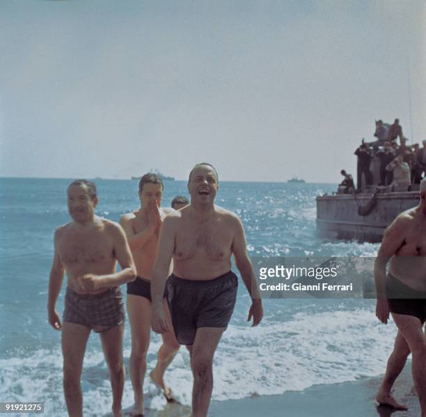 Bath of Manuel Fraga with the EE.UU ambassador Mr. Duke `Minister Manuel Fraga along with bathes in the beach of Pigeon houses the ambassador of the...