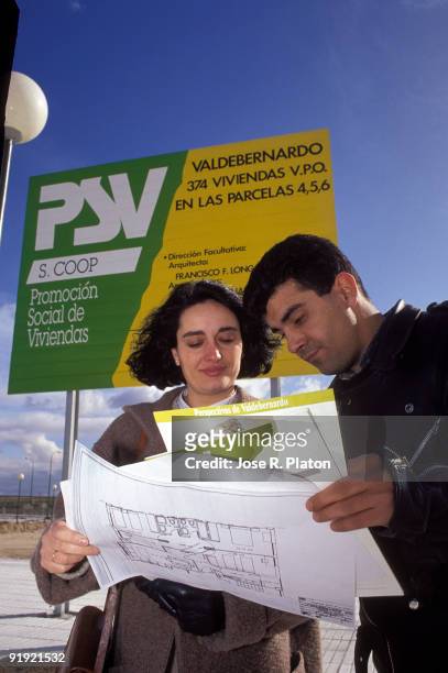 Madrid. Spain. Scandal of the PSV . A couple looking at the planes of the floor who have bought into the promotion of housing in Valdebernardo.