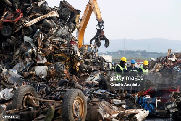 Scrap Jobs Scrap Yard Worker Photos and Premium High Res Pictures - Getty Images