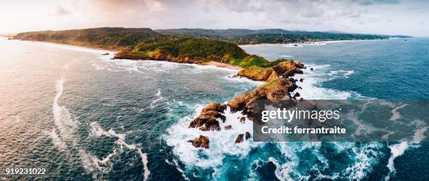 olas rompiendo en la costa de oaxaca méxico - huatulco fotografías e imágenes de stock