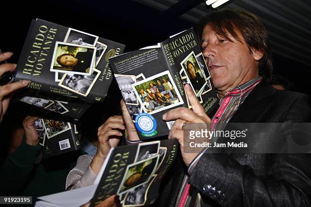 Ricardo Montaner poses for a photograph during the presentation of his book 'Lo que no digo cantando' at Facilities of the Bookshop on October 15,...