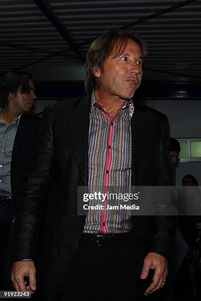 Ricardo Montaner poses for a photograph during the presentation of his book 'Lo que no digo cantando' at Facilities of the Bookshop on October 15,...