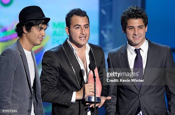 Musical group "Reik" accept the Mejor Artista Pop award onstage at the "Los Premios MTV 2009" Latin America Awards held at Gibson Amphitheatre on...