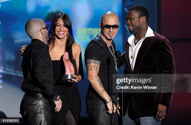 Wisin & Yandel accept the Artista Del Ano award from Sofia Vergara and rapper 50 Cent onstage at the "Los Premios MTV 2009" Latin America Awards held...