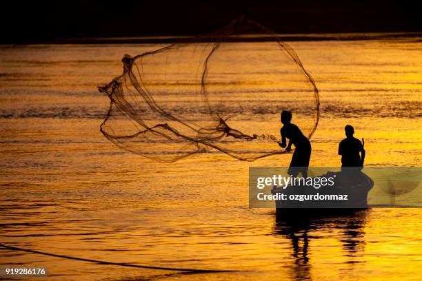 pescadores en el río ganges - industria de la pesca fotografías e imágenes de stock