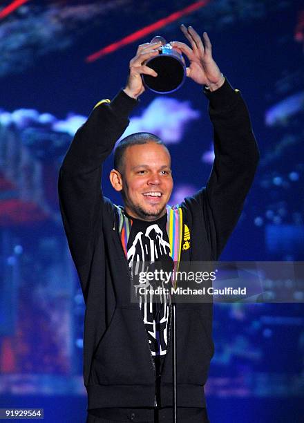 Rapper Residente speaks onstage at the "Los Premios MTV 2009" Latin America Awards held at Gibson Amphitheatre on October 15, 2009 in Universal City,...