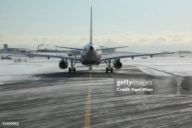 airplane line up in snowy - flughafen wien stock-fotos und bilder