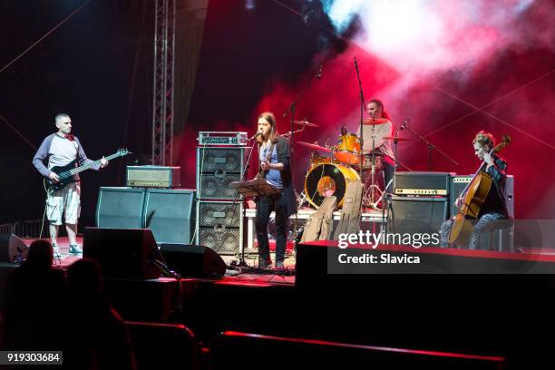 banda de rock tocando en el concierto - performance group fotografías e imágenes de stock