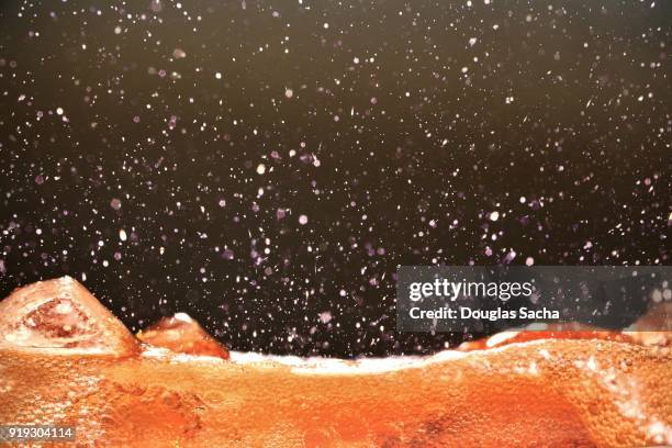 fefreshing cola beverage on ice - koolzuurhoudende drank stockfoto's en -beelden