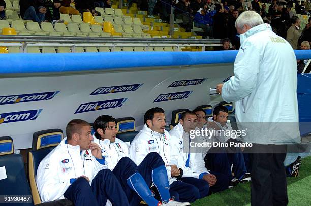 The head coach of Italy Marcello Lippi speaks with Daniele De Rossi Vincenzo Iaquinta Gianluca Zambrotta Giorgio Chiellini Mauro German Comoranesi...