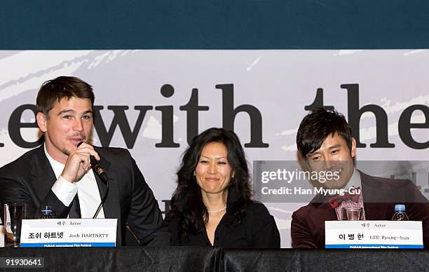 Actors Josh Hartnett and Lee Byung-Hun attend a press conference for the Gala Presentation 'I Come with the Rain' during the 14th Pusan International...
