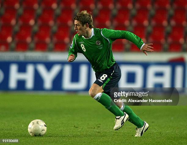 Steven Davis of Northern Ireland runs with the ball during the FIFA 2010 World Cup Group 3 Qualifier match between Czech Republic and Northern...