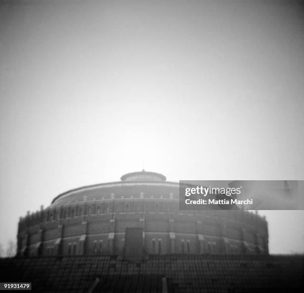 gas tower - gasometro foto e immagini stock