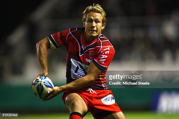 Jonny Wilkinson of Toulon looks to feed a pass during the Toulon v Saracens Amlin Challenge Cup Pool three match at the Stade Felix Mayol on October...
