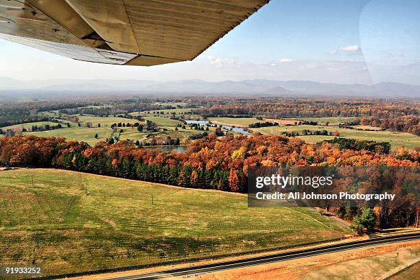 autumn from above - charlottesville - fotografias e filmes do acervo