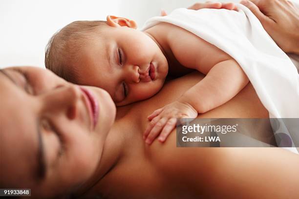 infant daughter sleeping on mother's chest - baby skin fotografías e imágenes de stock