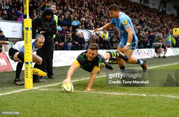 Rob Horne of Northampton Saints scoring their second try during the Aviva Premiership match between Northampton Saints and London Irish at Franklin's...