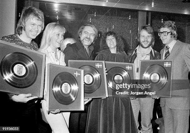 Pose holding silver discs for sales of 25000 of the album Waterloo, Bjorn Ulvaeus, Agnetha Faltskog, manager Stikkan Andersson, Anni-Frid Lyngstad,...