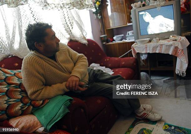 Hongrie: les Roms d'Esztergom entre taudis et chômage Hungarian gypsy Sandor Sarkozy sits in front of the television in his home at Toltes street in...