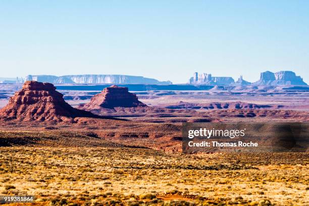 the landscape from the valley of the gods to monument valley - bears ears national monument stock-fotos und bilder