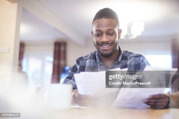 lectura a través de estados de cuenta bancarios - informe de cuenta fotografías e imágenes de stock