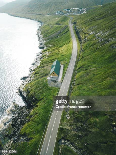 slingrande vägar på färöarna - faroe islands bildbanksfoton och bilder