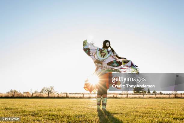 young native american woman dancing in traditional dress - tribal dancing stockfoto's en -beelden