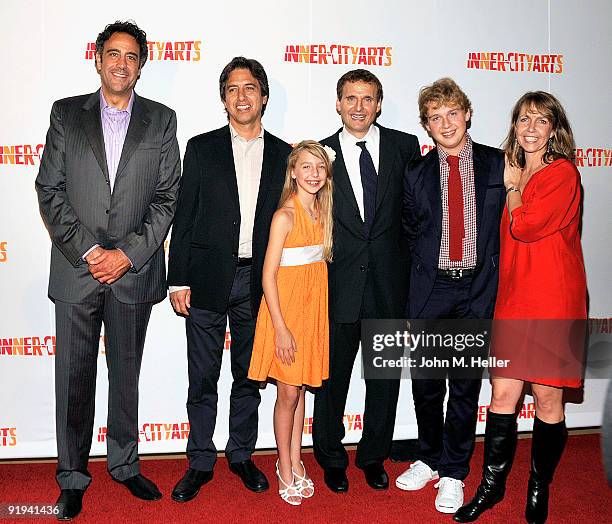 Monica And Ruay Ray Romano And Phil Rosenthal γΉγγγ―γγ©γγ¨η»ε - Getty Images