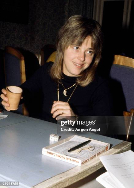 Suzi Quatro poses in January 1979 playing yahtzee in Copenhagen, Denmark.