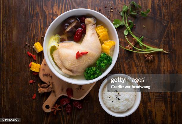 hühnersuppe  - samgyetang stock-fotos und bilder