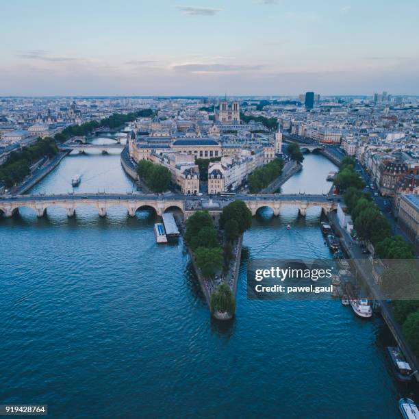 square du vert-galant seine river sunset aerial - ile de la cite stock pictures, royalty-free photos & images