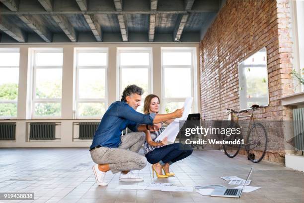 team of architects discussing the rebuilding of a loft office - founder foto e immagini stock