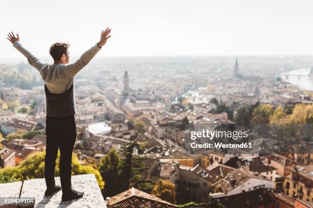 italy, verona, tourist standing at obversation point - meta turistica fotografías e imágenes de stock