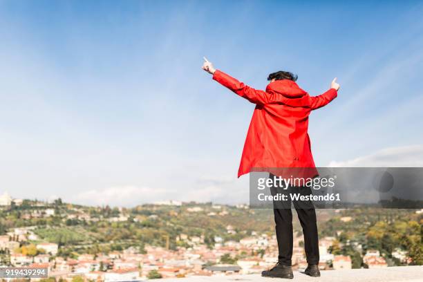 italy, verona, tourist with raised arms - meta turistica fotografías e imágenes de stock