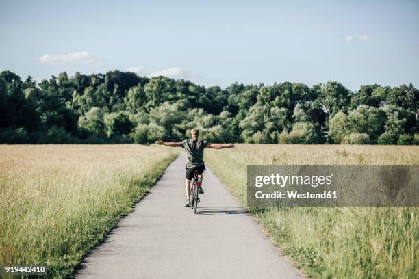 young man riding a bike, freehand - ノルトラインヴェストファーレン州 ストッ��クフォトと画像