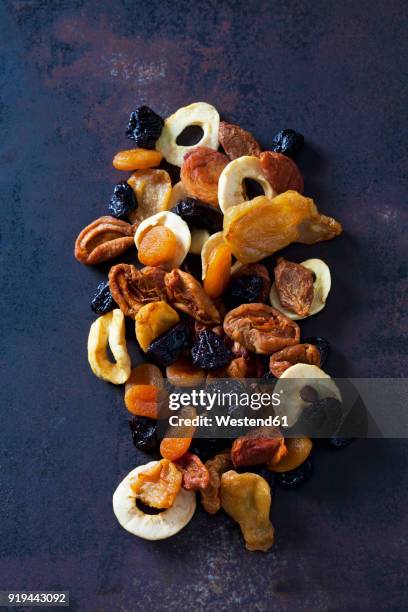 sulfurated dried fruits - fruta seca fotografías e imágenes de stock