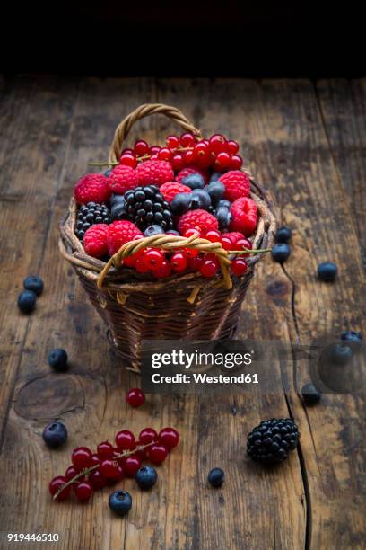 wickerbasket of various berries on wood - grosella fotografías e imágenes de stock