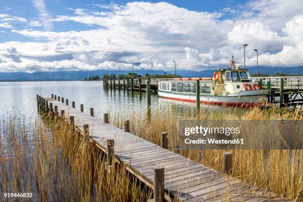 germany, bavaria, gstadt am chiemsee, jetty - chiemsee photos et images de collection