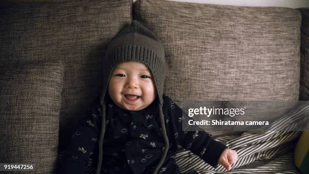 baby wears a hat - shiratama camera stock-fotos und bilder