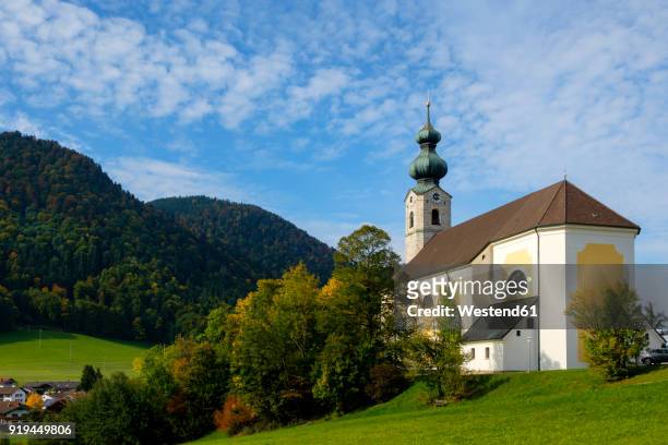 germany, bavaria, ruhpolding, view of st. george church - chiemgau photos et images de collection