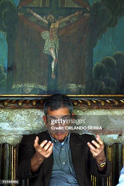 Cuban official Oscar Ramon Balaguer participates as the summit continues in Antigua, Guatemala 03 December 2002. Oscar Ramon Balaguer, miembro del...