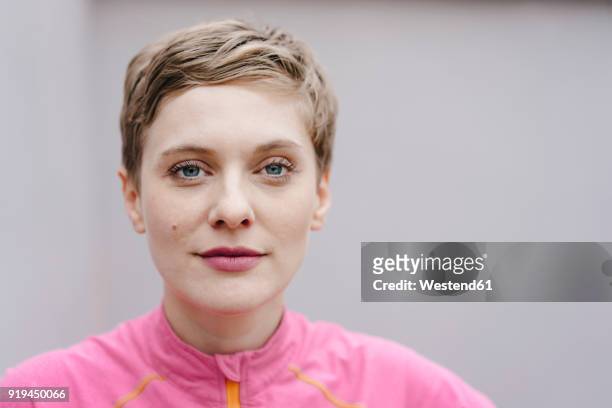 portrait of confident woman in sportswear - short hair fotografías e imágenes de stock