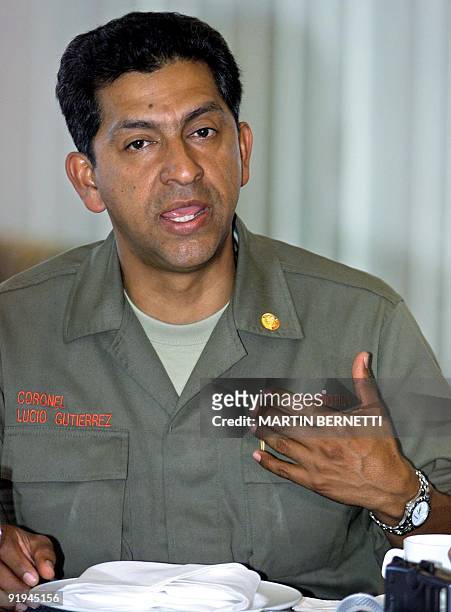 Retired colonel Lucio Gutiéerrez talks to the press in Quito, Peru 20 November 2002. El coronel retirado Lucio Gutiéerrez responde preguntas durante...