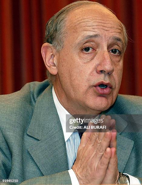 Argentine Minister of Economy Roberto Lavagna answers questions during a press conference 22 November 2002 en Buenos Aires. Lavagna said Argentina...