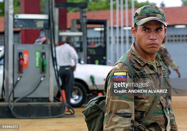 Soldier guards a gas station as the oil strike continues in Maracaibo, Venezuela 17 December 2002. Un soldado venezolano custodia una estación...