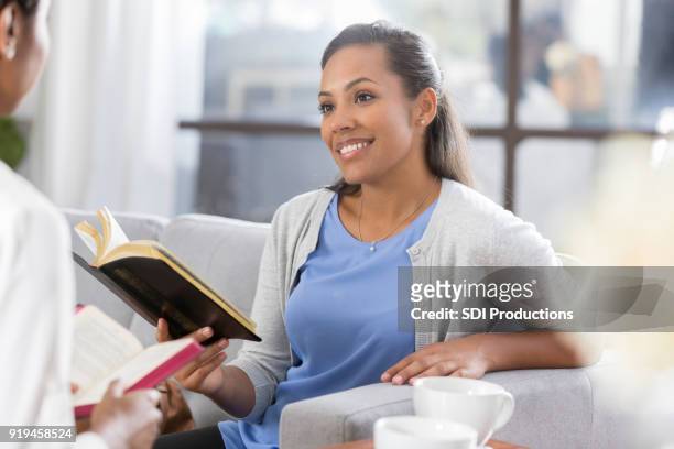 アフリカ系アメリカ人の女性が一緒に聖書を読む - 神学 ストックフォトと画像