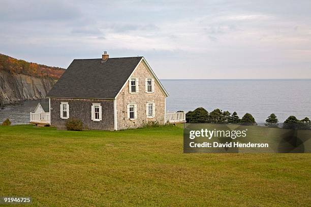 aspy bay, cape breton, nova scotia - casita de campo fotografías e imágenes de stock