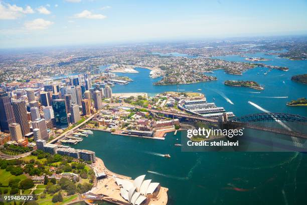 luchtfoto van sydney centrum en haven - lypseaus2015 stockfoto's en -beelden